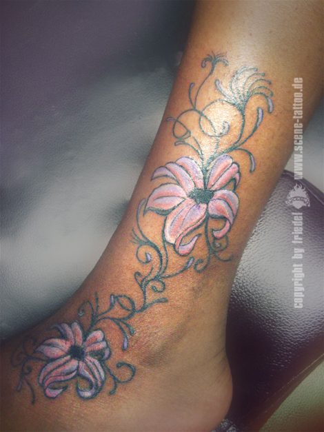 TATTOO Ranke mit Blumen – SCENE Tattoo & Piercing